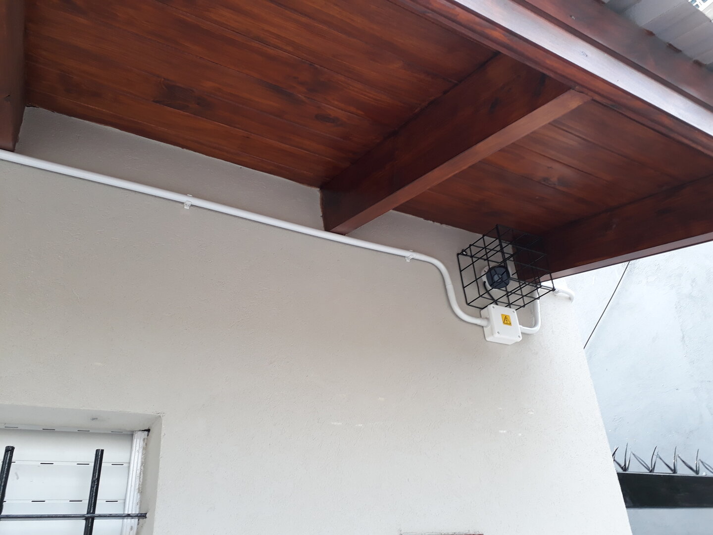 Instalación exterior — cámara con protección y cañería