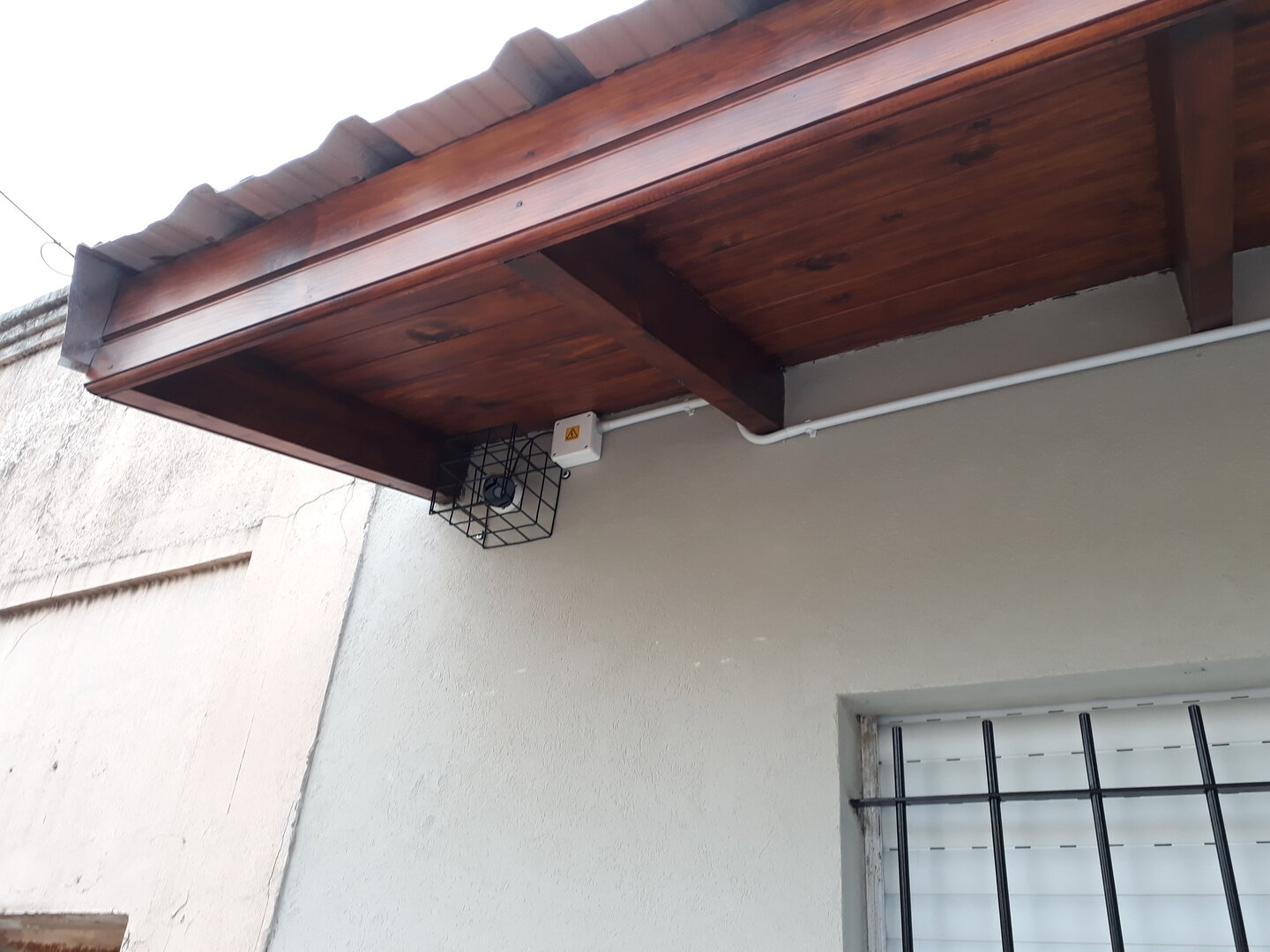 Instalación exterior — cámara bajo alero