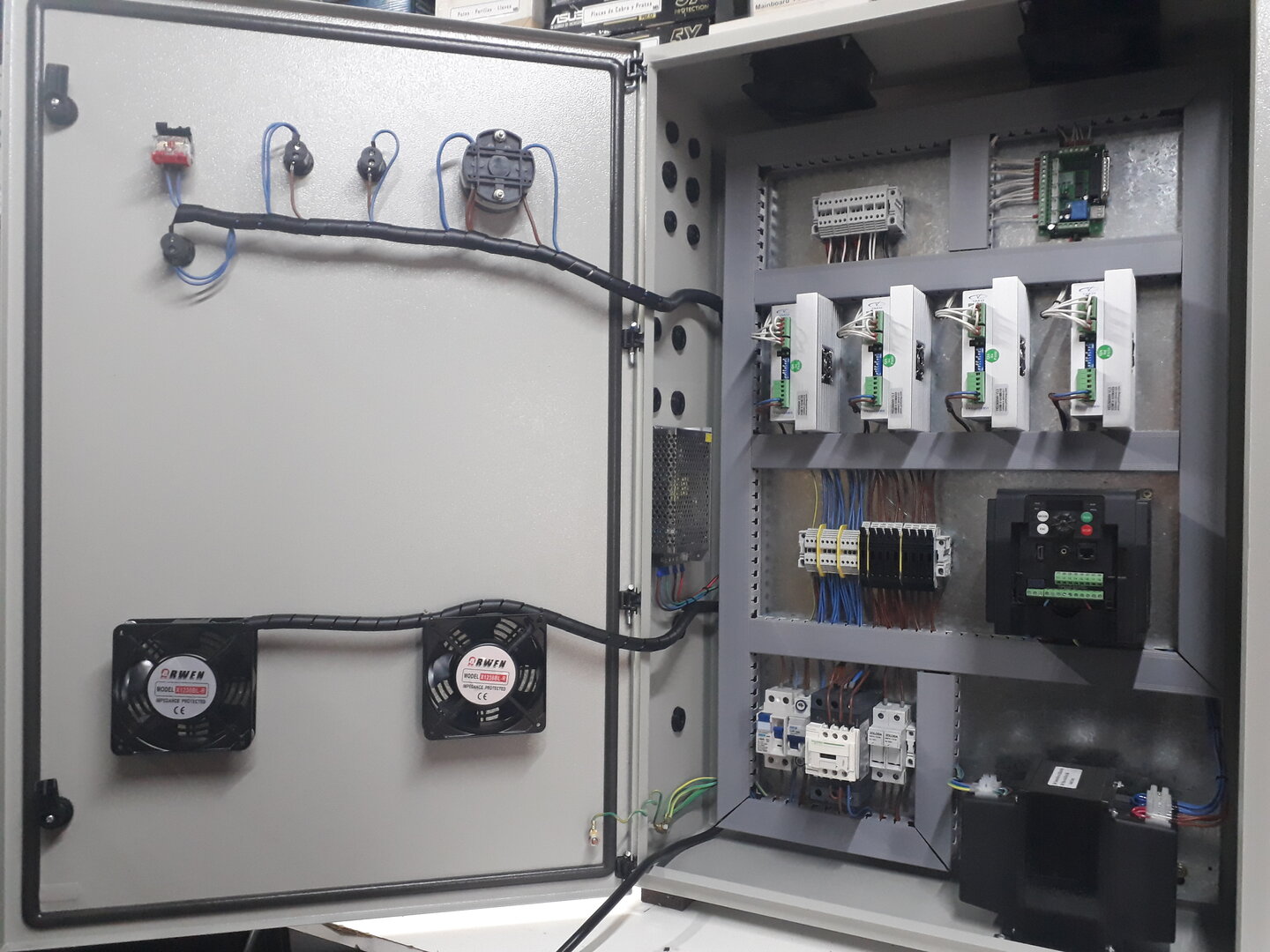 Gabinete de control 12