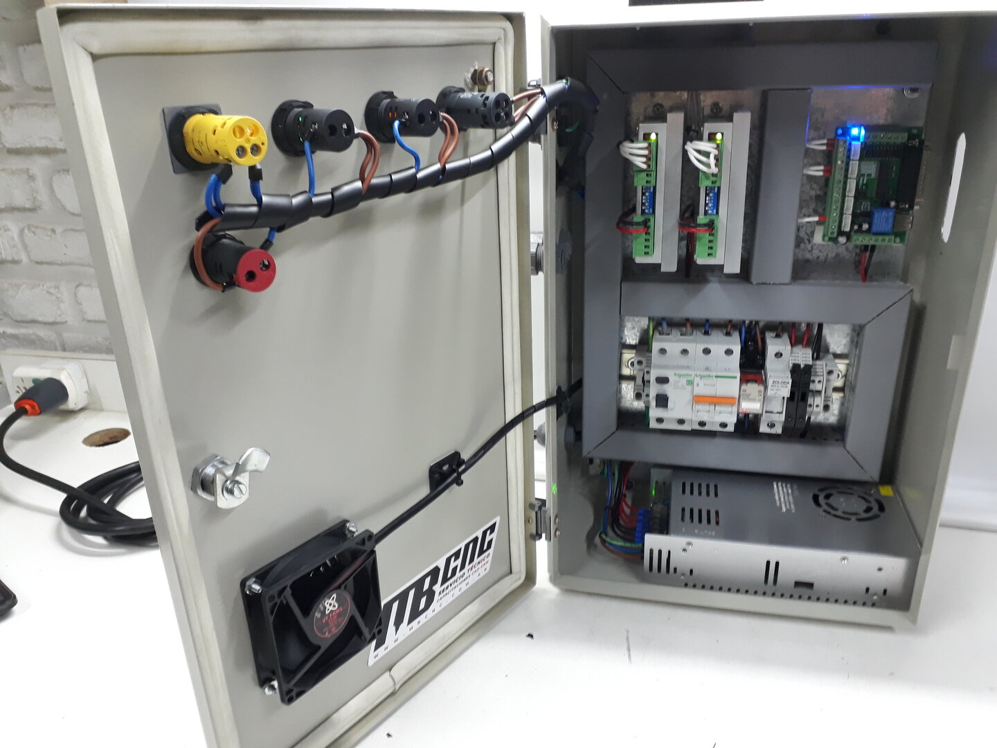 Gabinete de control 16