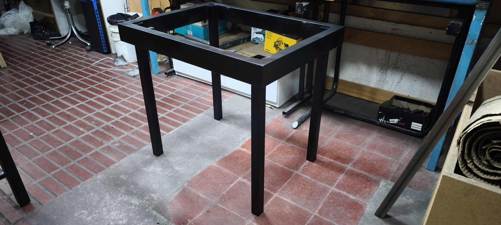 Mesa metálica terminada — pintura negra