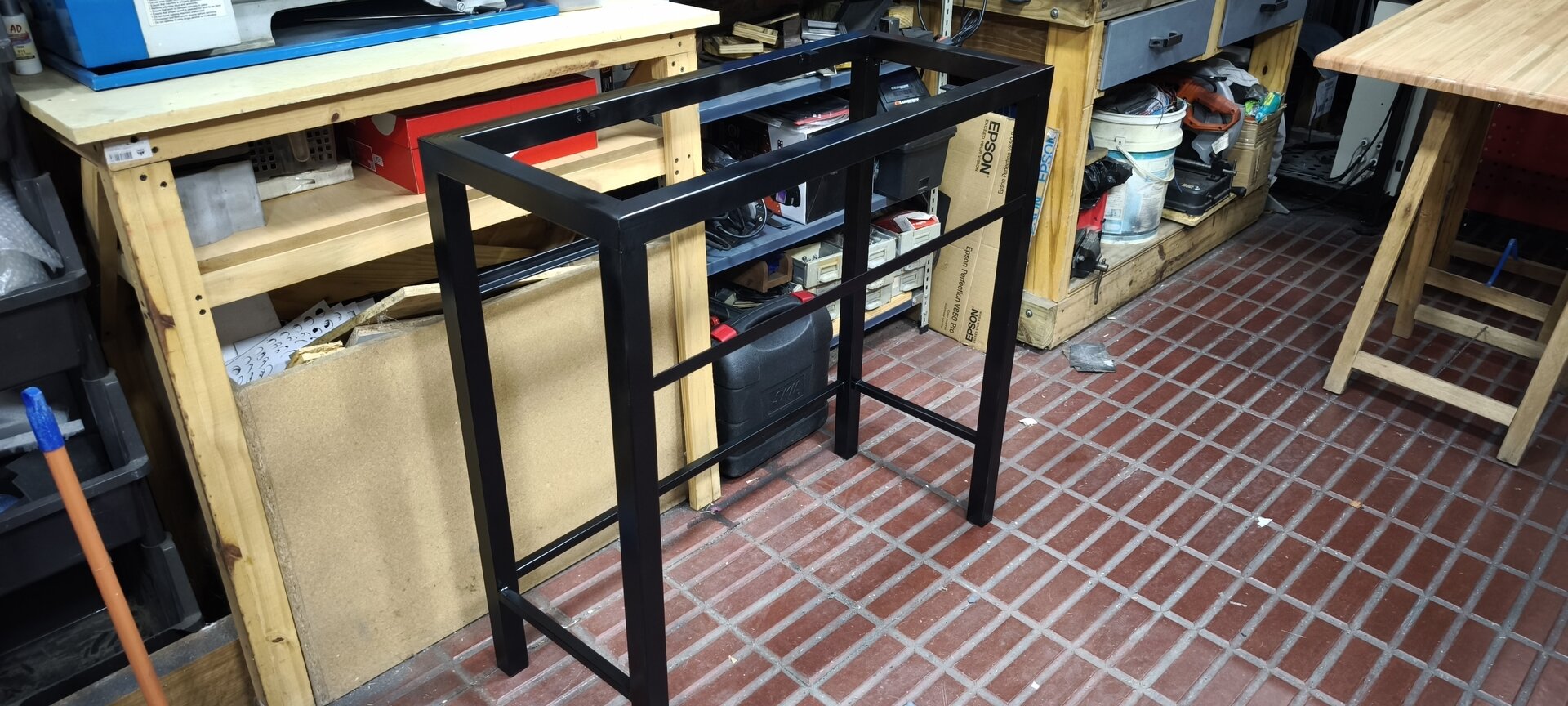 Base metálica — estructura pintada terminada
