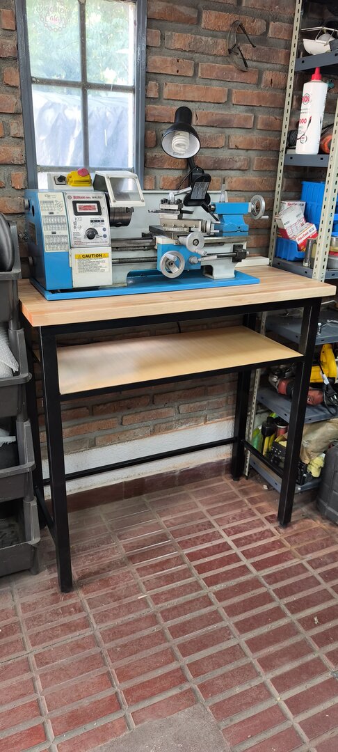 Banco de trabajo con torno — estructura metálica con tablero