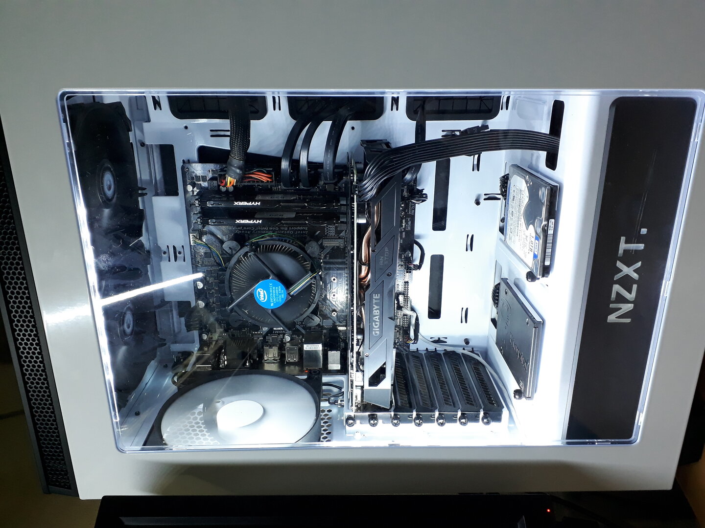 PC ensamblada — NZXT panel lateral